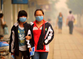 雾霾天如果必须出门,佩戴口罩是最主要的防护措施。任何口罩都有一定的防护作用,但建议选择防护性好的口罩。