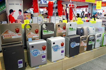 空气净化器对净化空气有一定的作用。挑选时,第一要明确使用目的,要选购对PM2.5有净化效果的净化器。