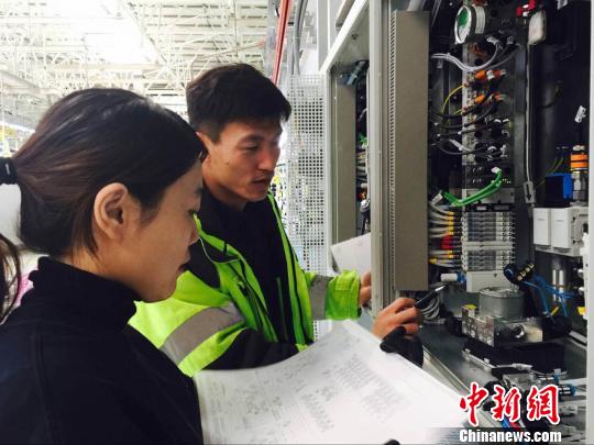 在大庆“沃尔沃”,工作人员正在作业。 刘锡菊 摄