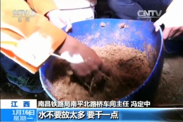 带头骡的吴宇翔正在给骡子喂食