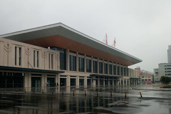 昨天,湖南长沙阴雨绵绵,天空阴沉。(图片来源:新浪微博)