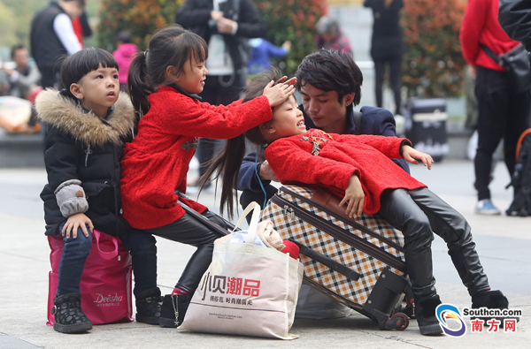 满载家乡祝福回到深圳 深圳火车站迎来返程小