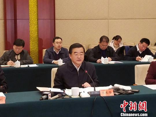 河北省省长张庆伟介绍河北推进京津冀协同发展的相关情况。 宋敏涛 摄