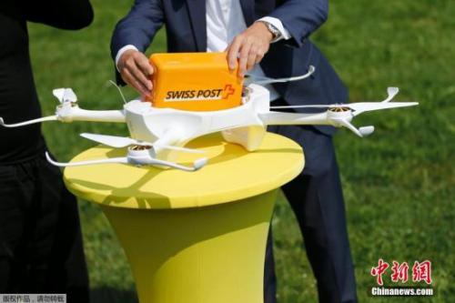 资料图:当地时间2015年7月7日,瑞士邮政试飞“无人机快递”。
