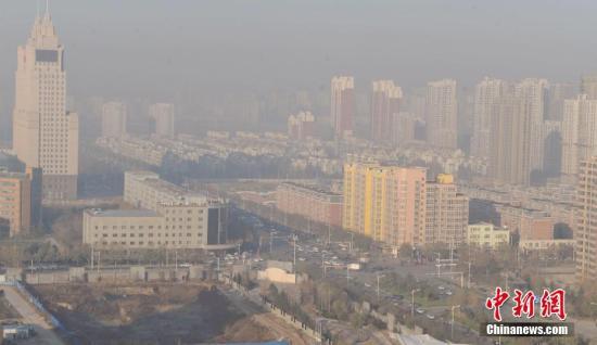 资料图:2016年12月4日,河北省气象台在不同时段分别发布了大雾红色预警信号和霾红色预警信号。 中新社记者 翟羽佳 摄