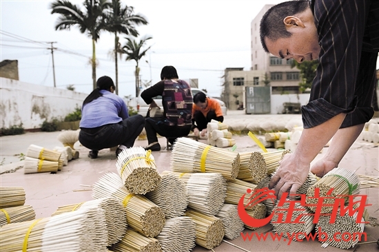 广州黄埔区对口帮扶梅州市丰顺县4个镇、20条村的2889个贫困户,黄埔区先后下派了数批驻村干部,帮助当地培育特色产业。图为村民们正在收集生产加工好的蜡烛竹芯