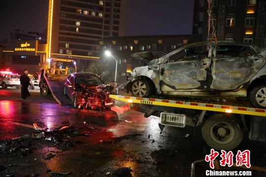 拖车正在清理现场的事故车辆。 德全 摄