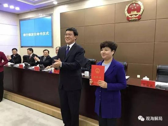 (蔡丽新接受任命状)