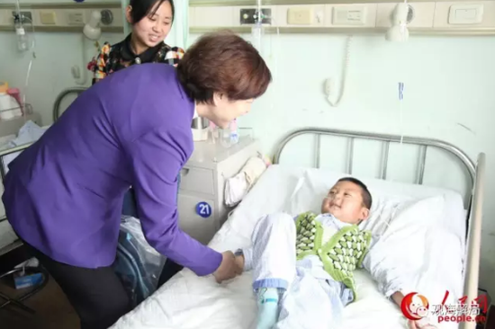 郭玉芬看望患病儿童