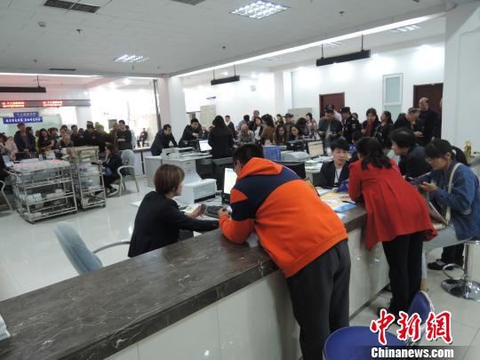 4月17日的郑州社会保险办事大厅,服务窗口已整改,玻璃围挡撤掉,呈三面开放式。 韩章云 摄