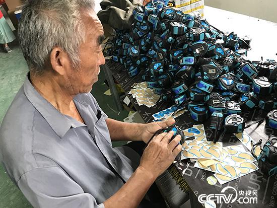 李好昌在家门口的“扶贫工厂”工作。(记者 王莉莉 摄)