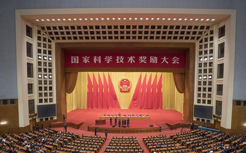 中共中央国务院隆重举行国家科学技术奖励大会 习近平出席大会并为最高奖获得者等颁奖