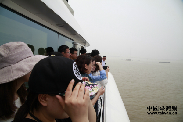 与会嘉宾乘船考察南京段长江沿线生态保护情况和江豚省级自然保护区。(中国台湾网 王鑫摄) 与会嘉宾乘船考察南京段长江沿线生态保护情况和江豚省级自然保护区。(中国台湾网 王鑫摄)