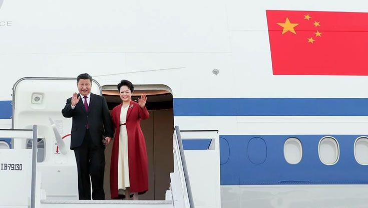 当地时间11月27日,国家主席习近平抵达马德里,开始对西班牙王国进行国事访问。这是习近平和夫人彭丽媛步出舱门。 新华社记者 谢环驰 摄