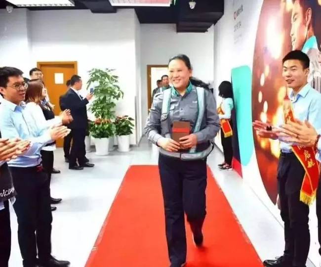 醉酒女孩险被4老外架走 代驾大姐霸气阻拦:“甭跟我说英语!