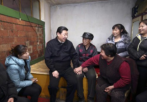 2014年1月26日,习近平总书记走进林业困难职工郭永财家,同老郭一家人促膝谈心。(图片来源:新华网)