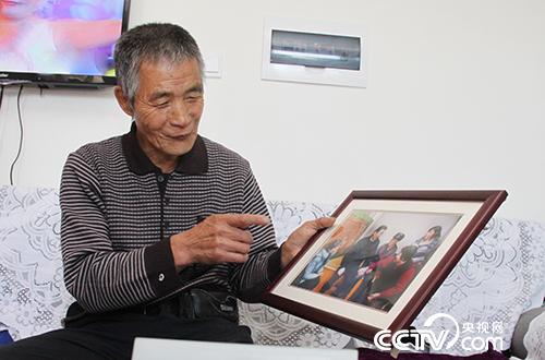 郭永财讲述总书记来家“做客”的情景。