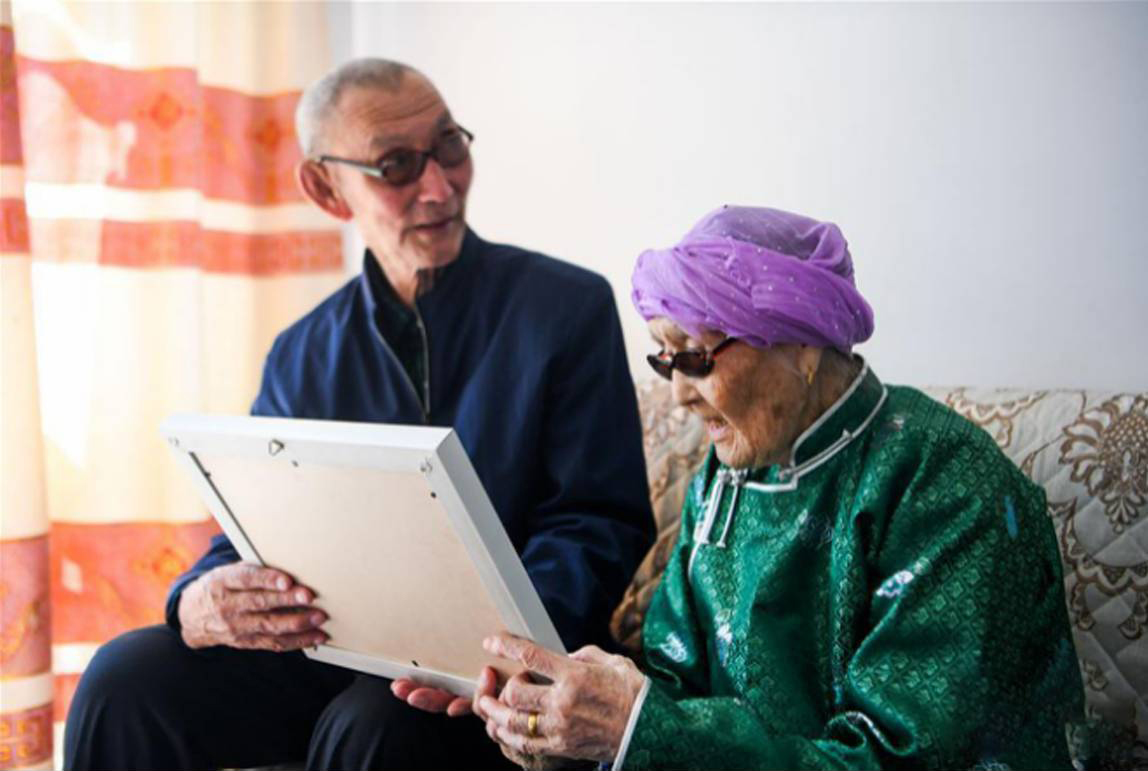 回忆起习近平总书记到她家时的情景,玛吉格老人和老伴都难掩内心的激动。(图片来源:新华网)