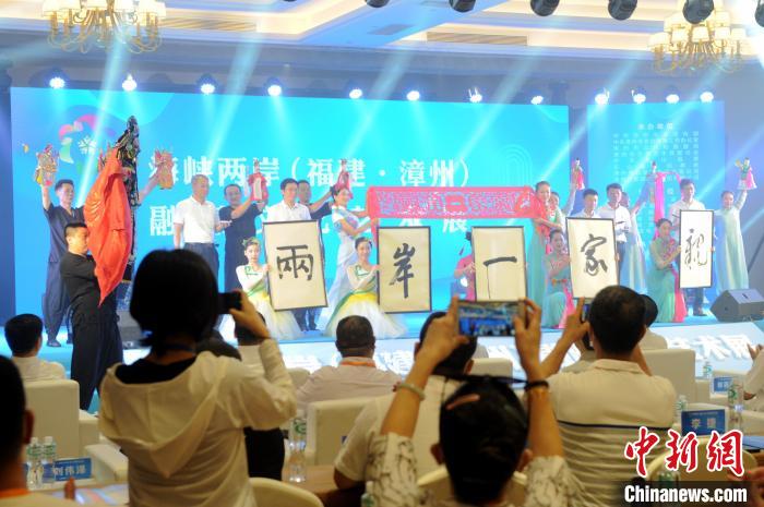 开幕式前,剪纸、木偶与书法同台表演。 张金川 摄