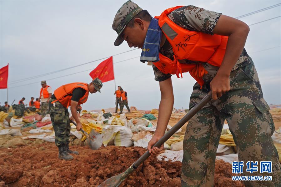 (防汛抗洪·图片故事)(7)千里驰援 老兵“归队”