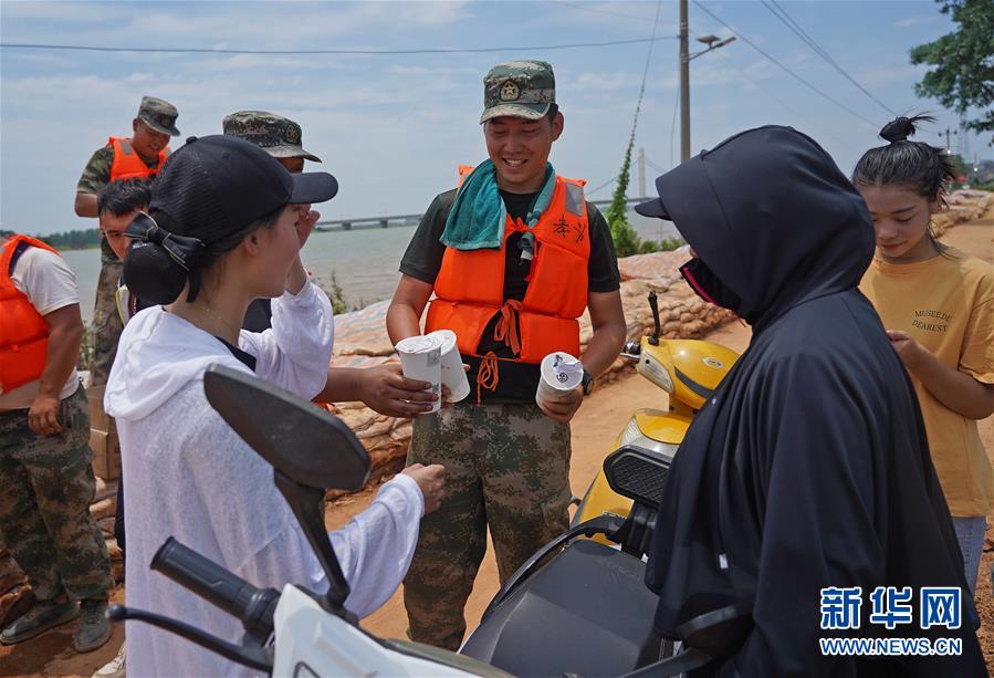 (防汛抗洪·图片故事)(10)千里驰援 老兵“归队”
