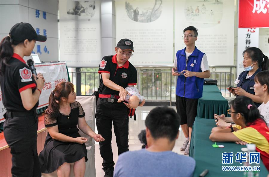 (图片故事)(1)他们的副业是“老师”