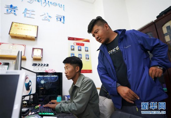 (新华全媒头条·走向我们的小康生活·决战决胜脱贫攻坚·图文互动)(11)高原上绽放的光芒——来自青海攻克深度贫困堡垒的故事