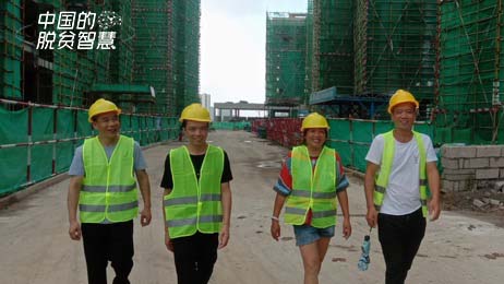 唐武琼在工地工作时的照片(受访者供图)