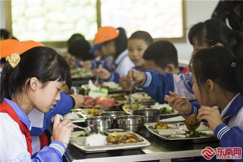 学生在实践教育基地吃午餐。董观生摄.jpg