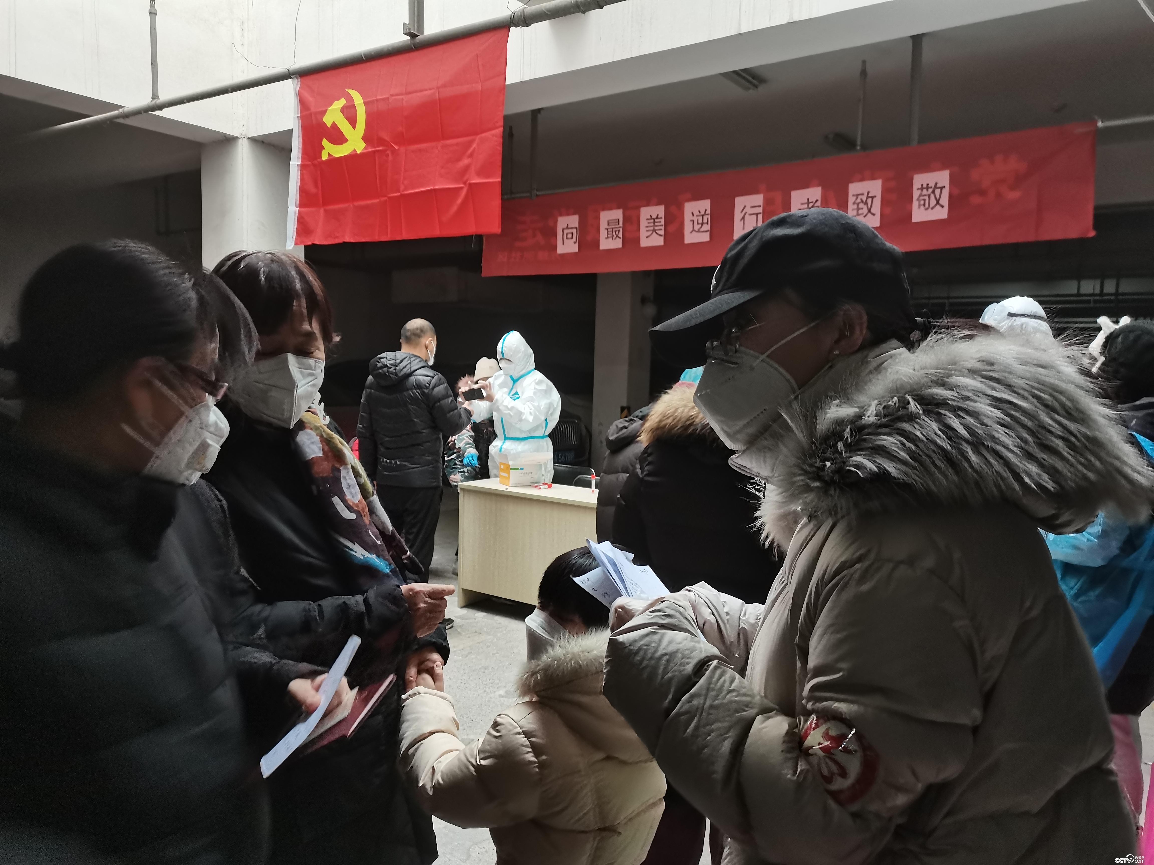 石家庄市裕华区尚东绿洲小区志愿者在石家庄市第二轮全员核酸检测采样点,协助医务人员工作。(摄/徐辉)