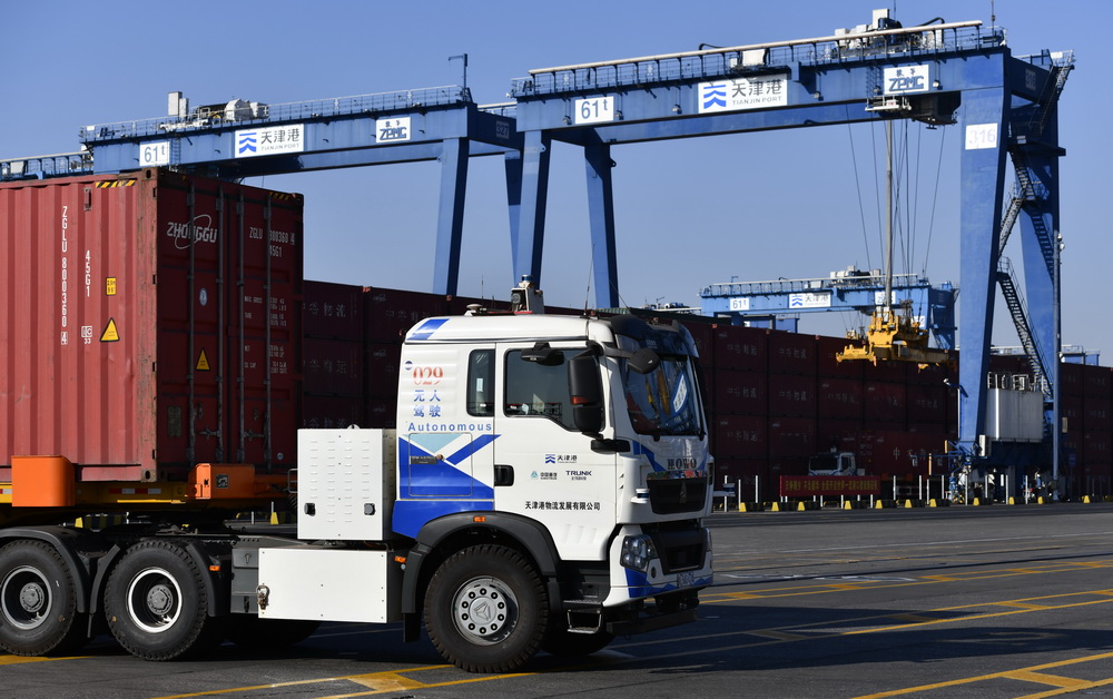 1��17�գ����˼�ʻ�綯�����ھ���ȫ�����Զ���������������ۼ�װ����ͷ��ʻ��