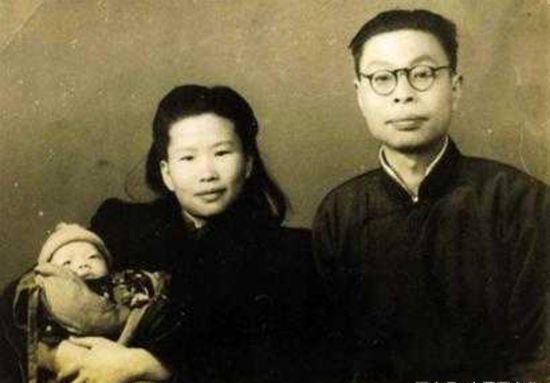 李白夫妇与孩子合影