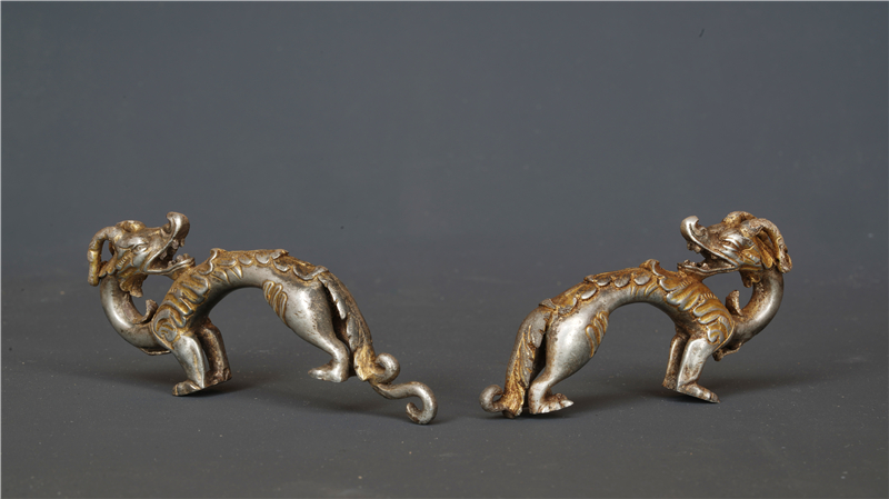 蒙古国后杭爱省高勒毛都2号墓地出土的鎏金银龙 图片来源:新华社