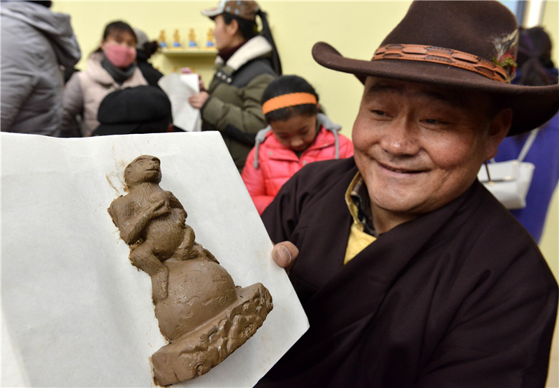 西藏拉萨的民俗——泥塑“金猴献桃”