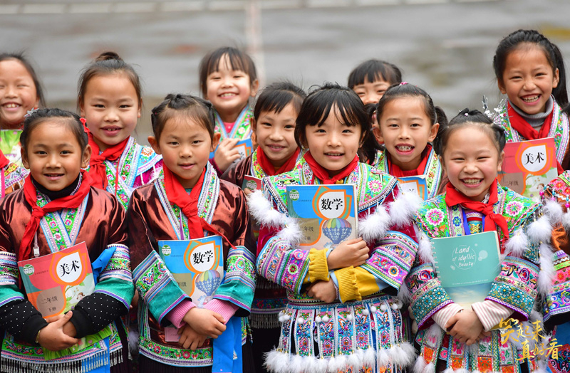 △广西融水苗族自治县杆洞乡中心校的孩子们在合影(2019年3月14日摄)。