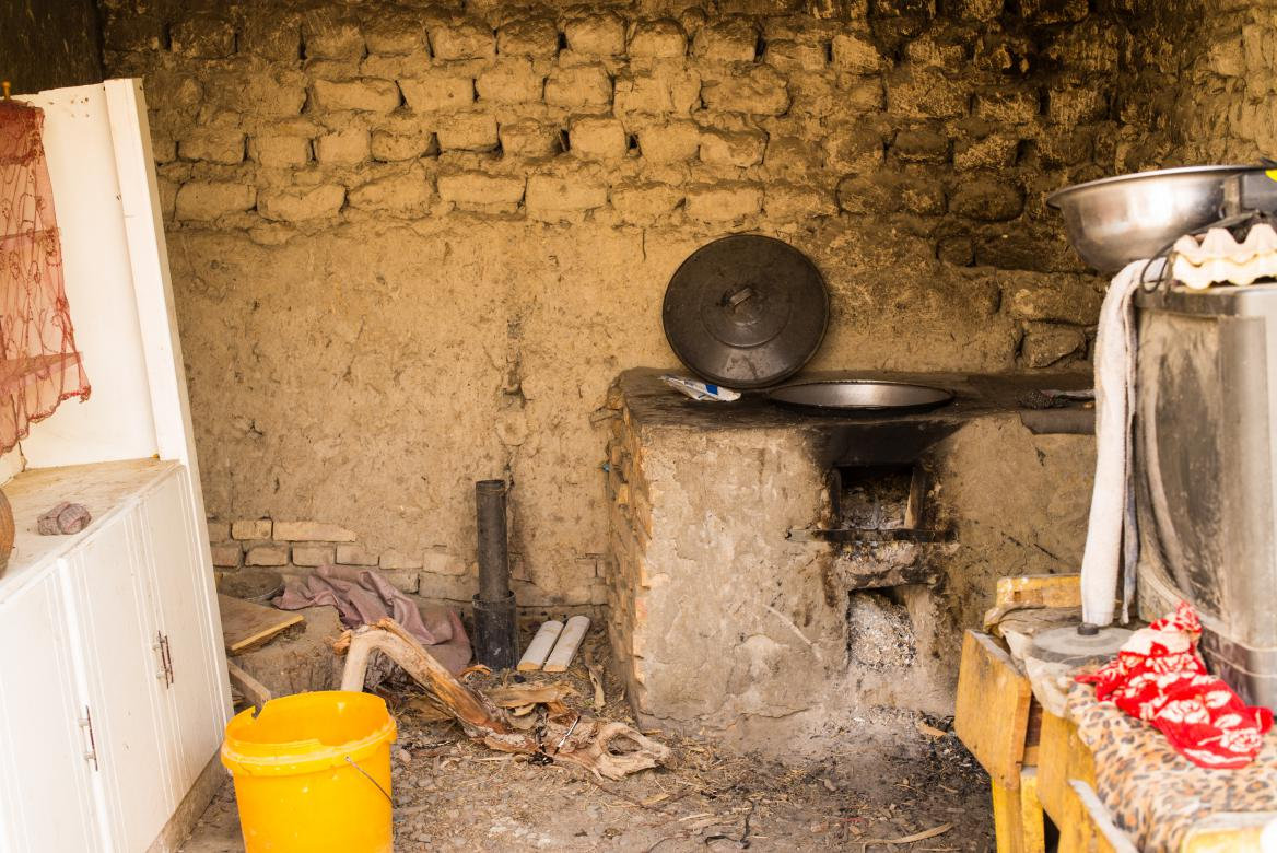脱贫前的瓦克瓦克村一户村民家的厨房。