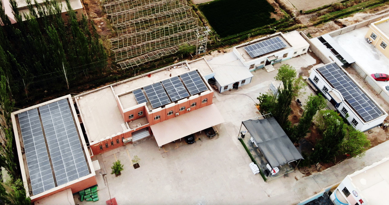 瓦克瓦克村委会屋顶,光伏发电为村民带来了光明,也带来了希望。