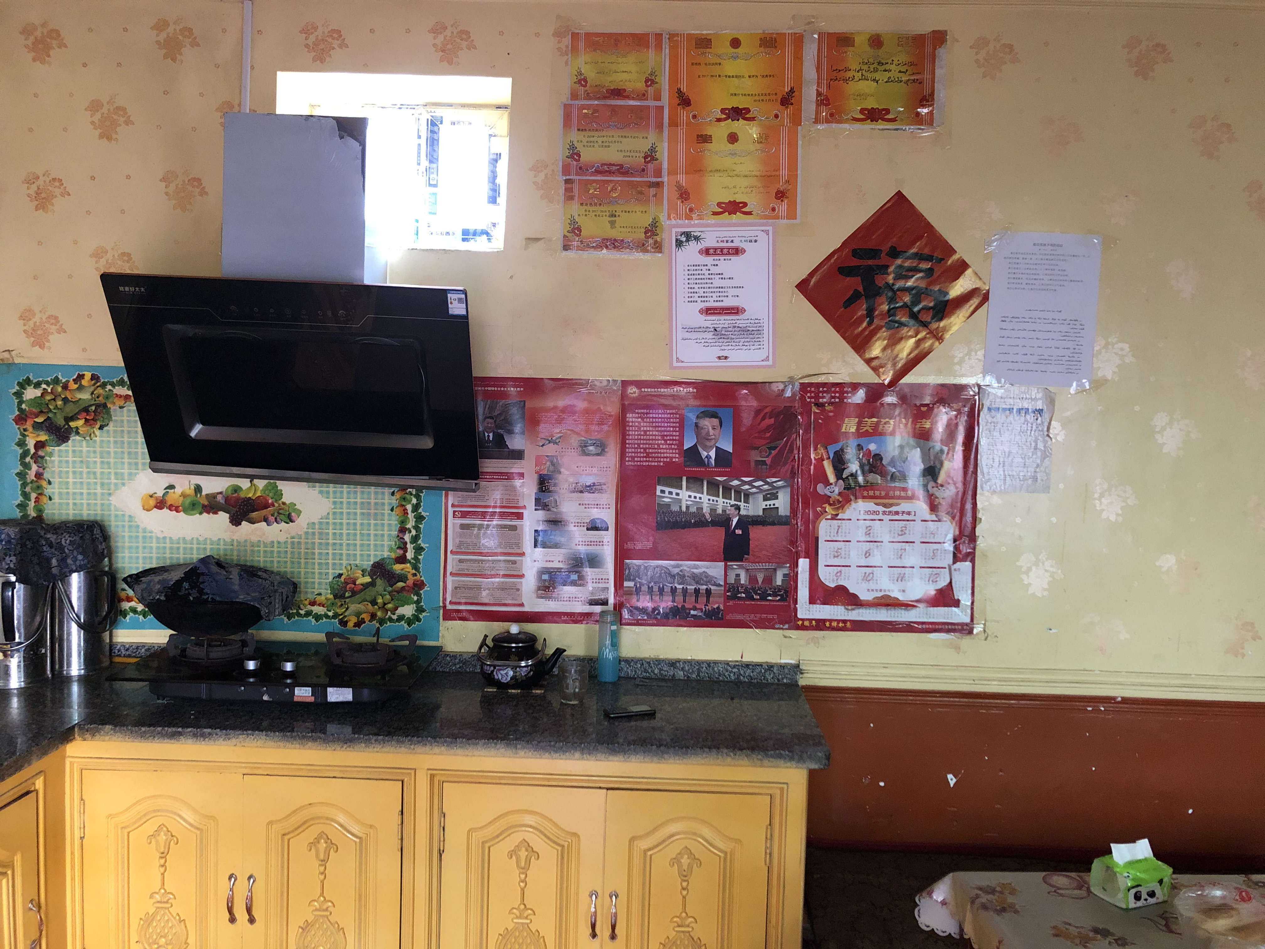 村民搬进安居房后,厨房装上了燃气灶。