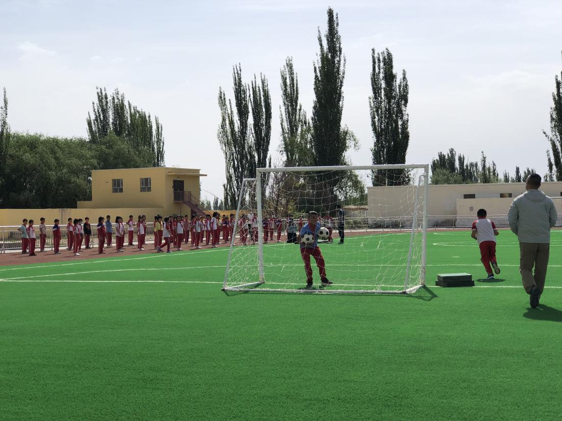 瓦克瓦克村小学,孩子们正在上体育课。