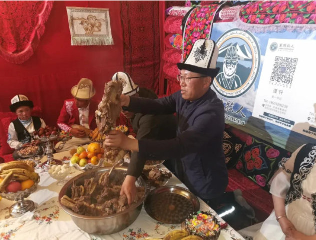 时任巴音库鲁提村第一书记谭轩直播带货。