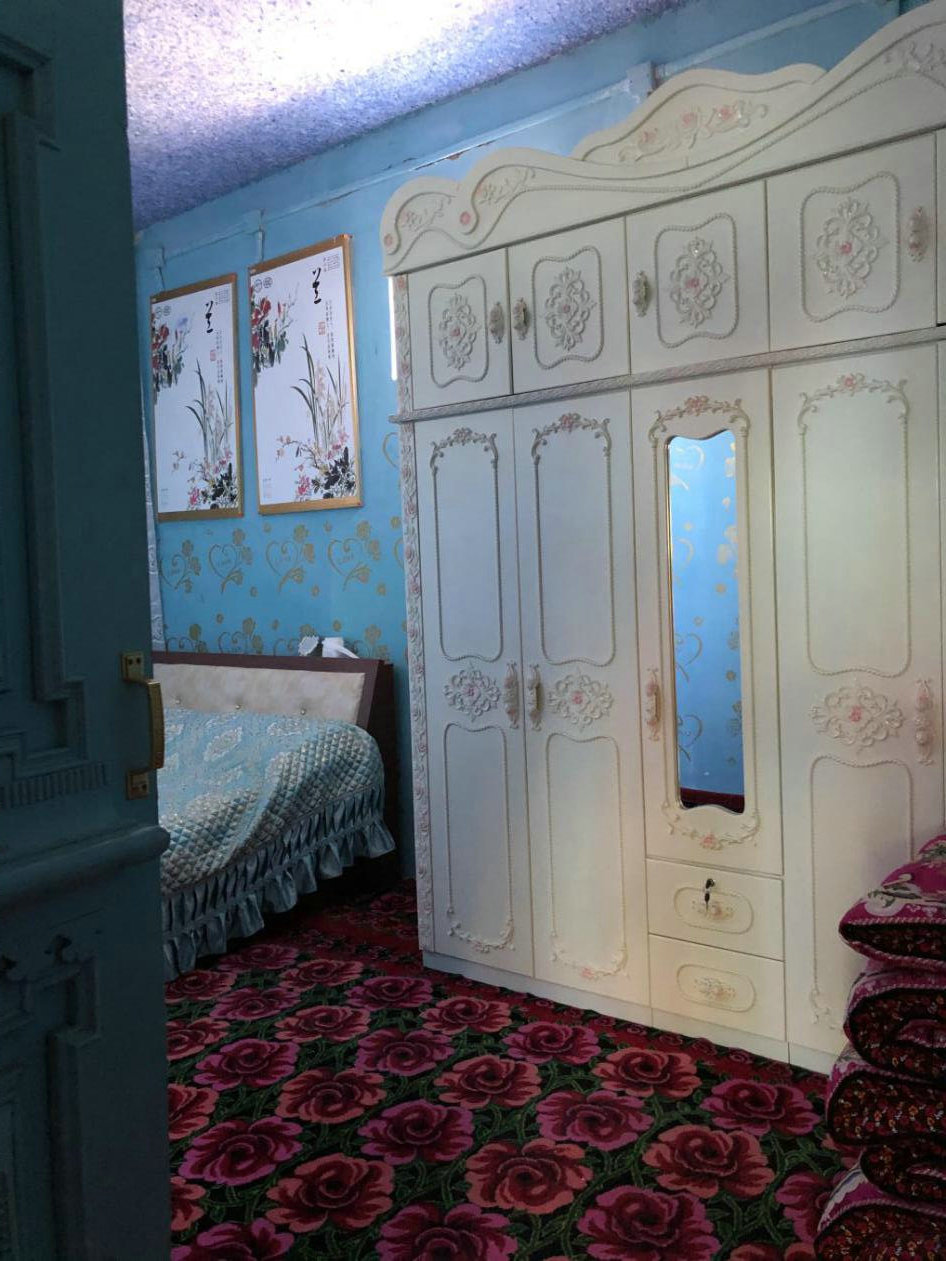 墩艾日克村一户村民家中,床头墙上的画板为电热板,日常可当装饰,冬季可发热御寒。