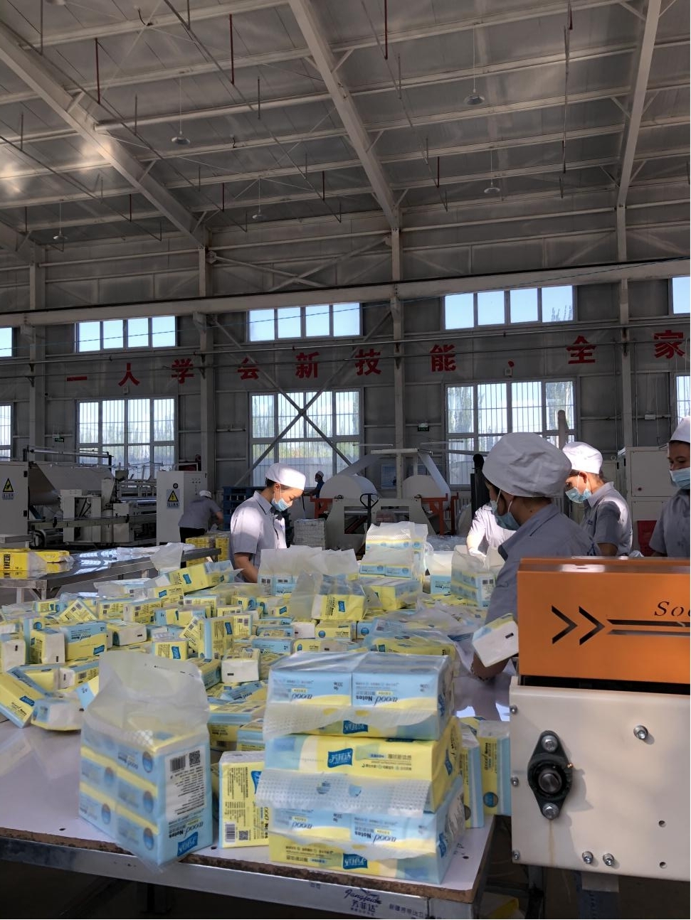 墩艾日克村的妇女在家门口就业,每月可领到不低于1800元的工资收入。