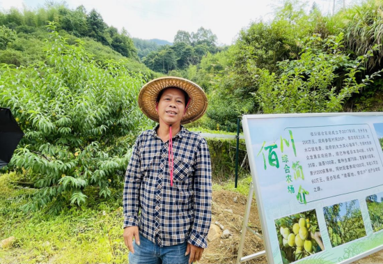 佰川综合农场负责人黄建立接受记者采访