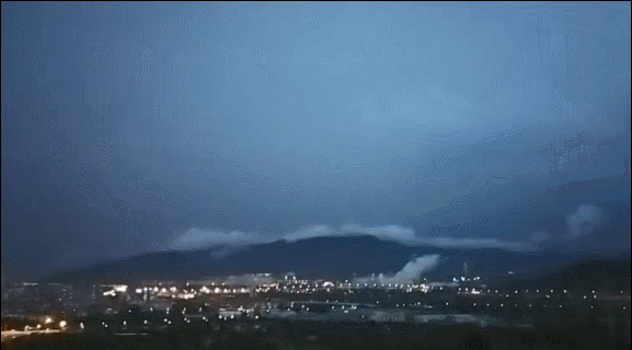 11日晚,门头沟北面雷电交加。