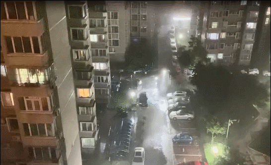 12日凌晨,北京市民拍摄。