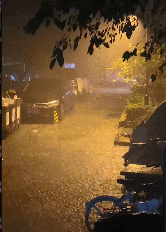 12日凌晨,北京市民拍摄。