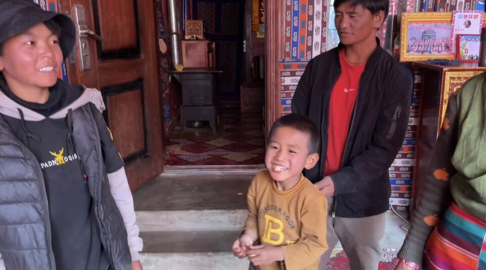 3小时→10分钟 搬迁后他们一家的生活变了样