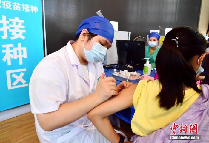 图为福州第四十中学金山分校疫苗接种点,医务人员正在为学生接种新冠疫苗。张斌 摄