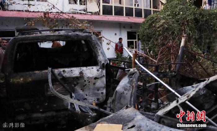 当地时间2021年8月29日报道,阿富汗首都喀布尔国际机场附近居民区29日遭火箭弹袭击,造成6名平民死亡。据媒体报道,火箭弹击中了喀布尔市第15警区的一幢房屋,造成包括4名儿童在内的6名平民死亡。图为当地时间2021年8月29日,阿富汗喀布尔,喀布尔国际机场附近居民区遭火箭弹袭击。 图片来源:澎湃影像