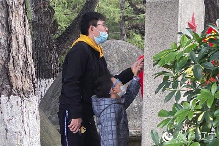 《长津湖》热映,杨根思烈士墓前多了一架“歼-15”